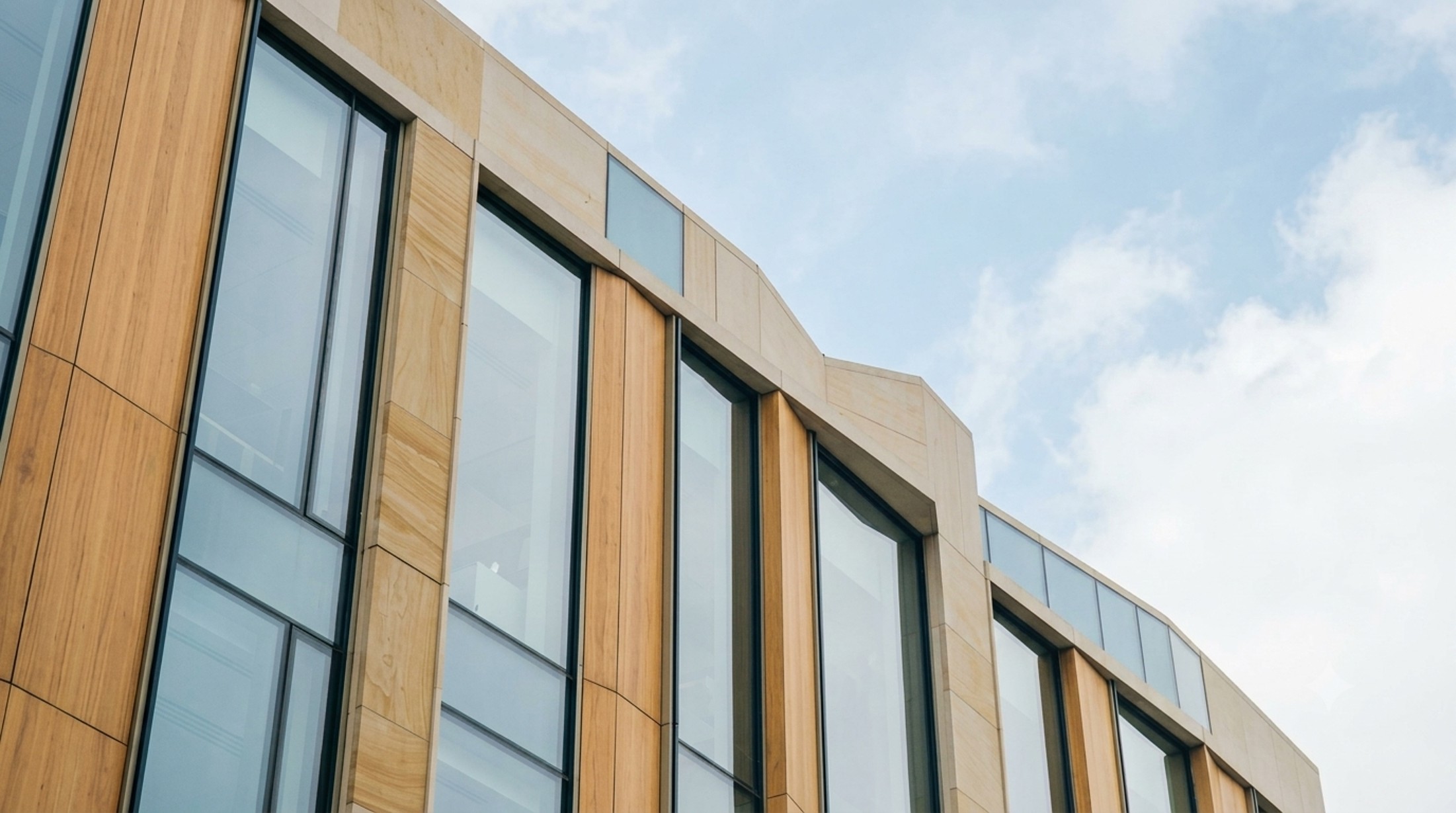 Moderne Fassade aus Glas und Holz – Kapitalgesellschaften & Holding