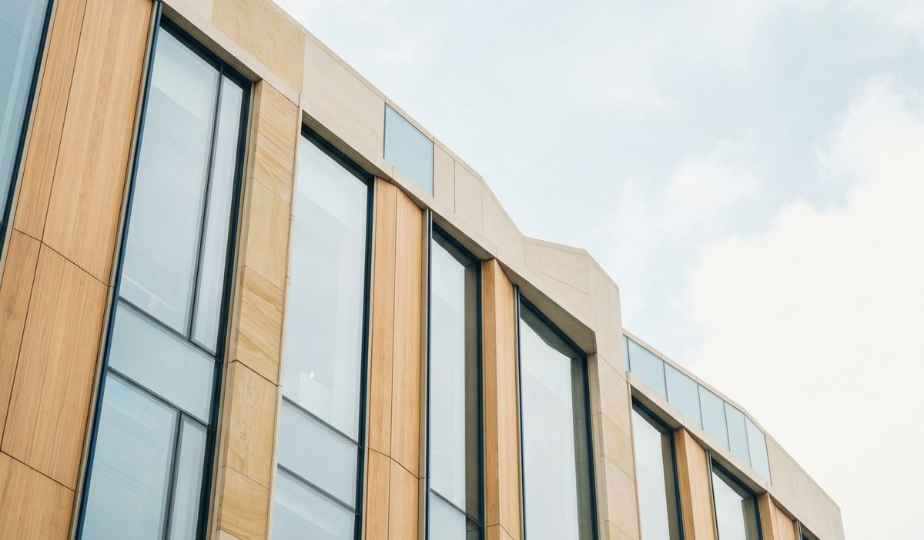 Kapitalgesellschaften & Holding – moderne Glasfassade